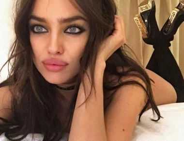 Η αποκαλυπτική πόζα της Ιρίνα Σάικ σε καταρράκτη (φώτο)